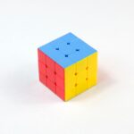 Rubikin kuution taika – mestariksi askel askeleelta